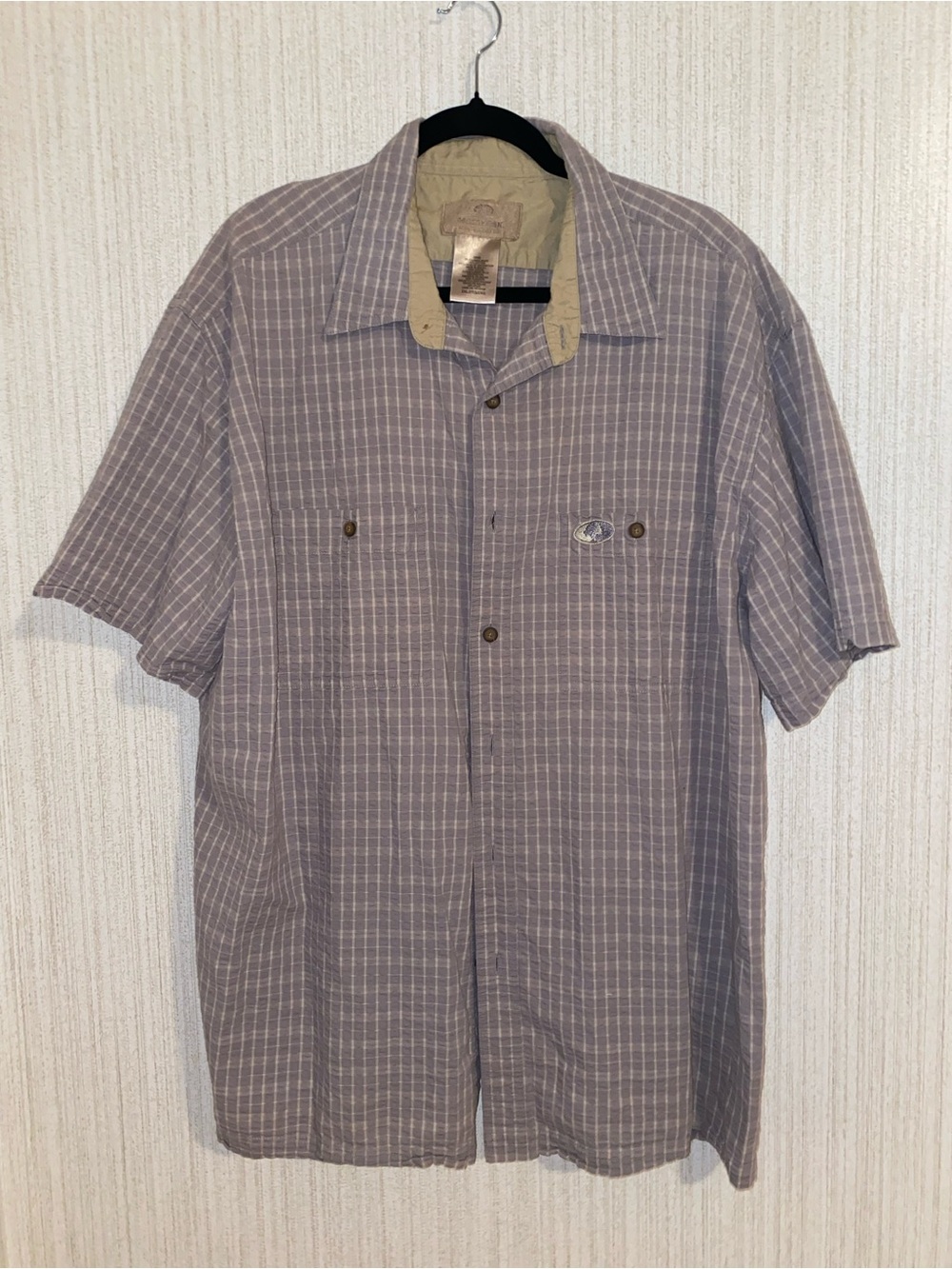 Men's Short-Sleeve Casual Button-Up Shirt in Light Gray Plaid